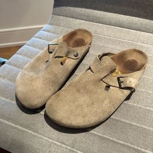 Birkenstock Boston clog - tan suede - soft foot bed. Men’s size 11 (44)